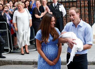 William e Kate escono dall'ospedale: ecco il royal baby 3