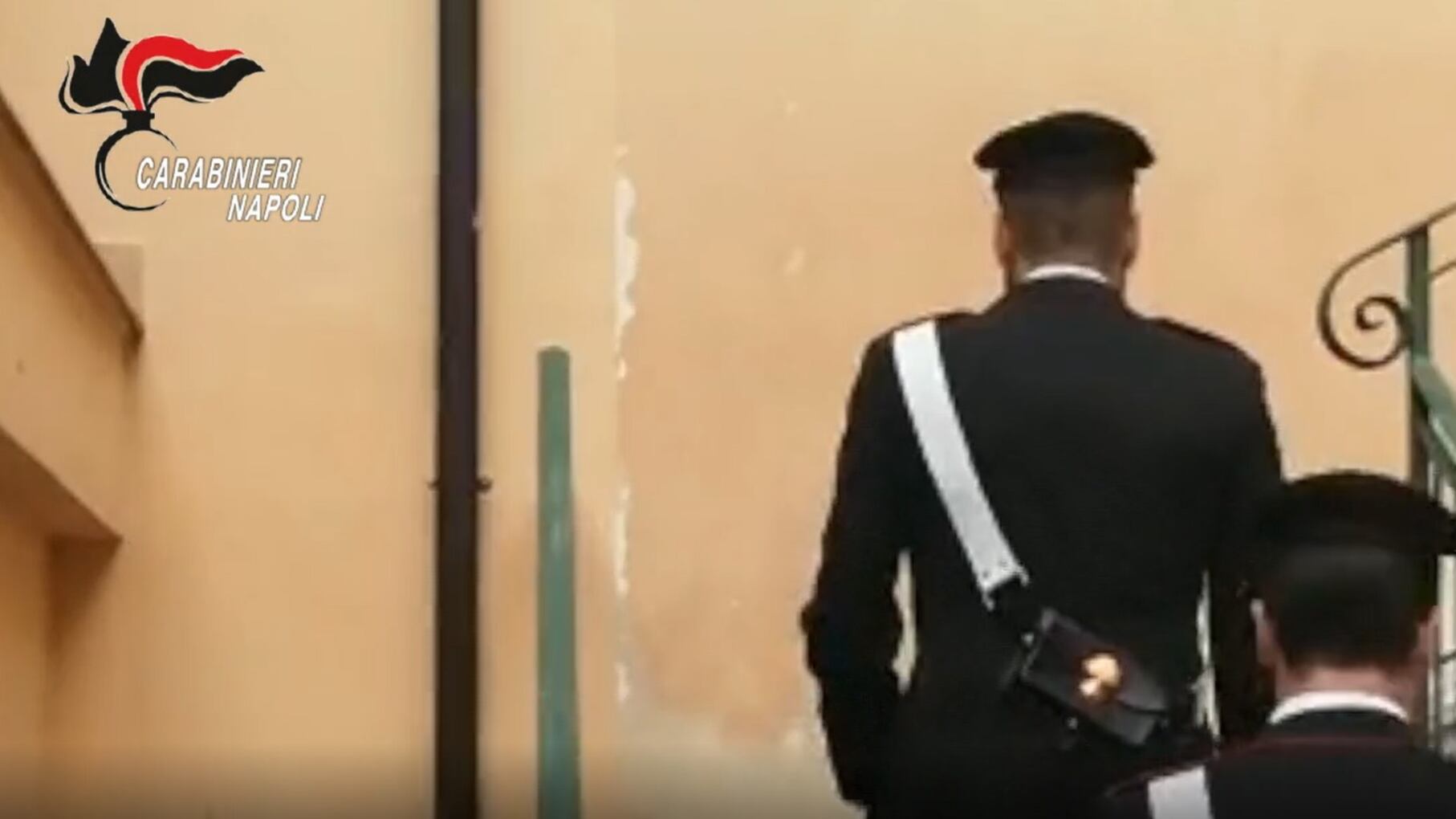 Al quinto mese di gravidanza segregata in casa con la figlia di un anno: arrestato il compagno