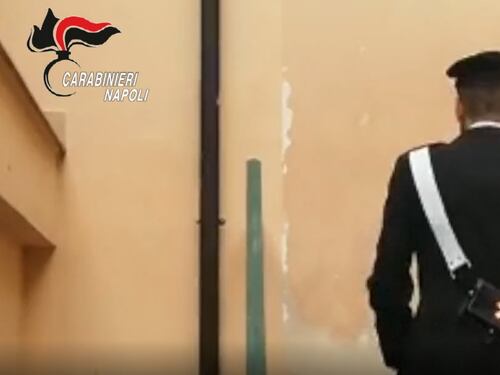 Al quinto mese di gravidanza segregata in casa con la figlia di un anno: arrestato il compagno