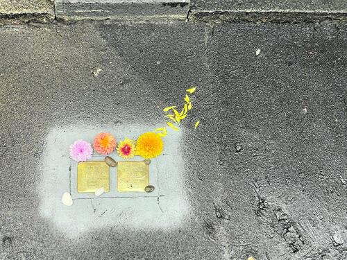 È triste inciampare sulle pietre d'inciampo