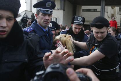 Simferopoli, le Femen protestano contro Putin 4