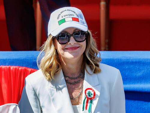 Meloni: "Al seggio ma non ritirerò le cinque schede". E oggi vede Macron