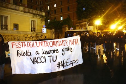 Tensioni alla Festa del Pd: blitz dei centri sociali 5