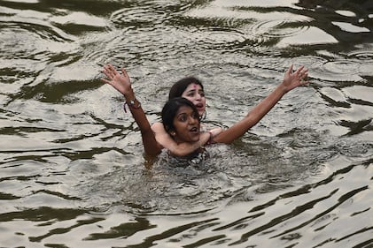 Gli studenti di Cambridge festeggiano tuffandosi nel fiume 14