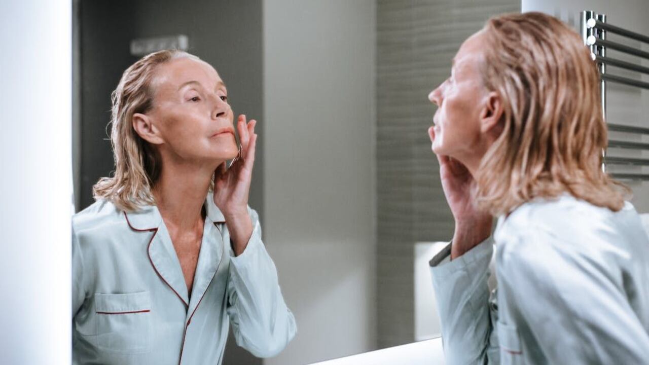 Acne tardiva (che colpisce in età adulta): come trattarla, cause e rimedi
