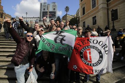 I tifosi del Feyenoord assaltano la Barcaccia di piazza di Spagna 2