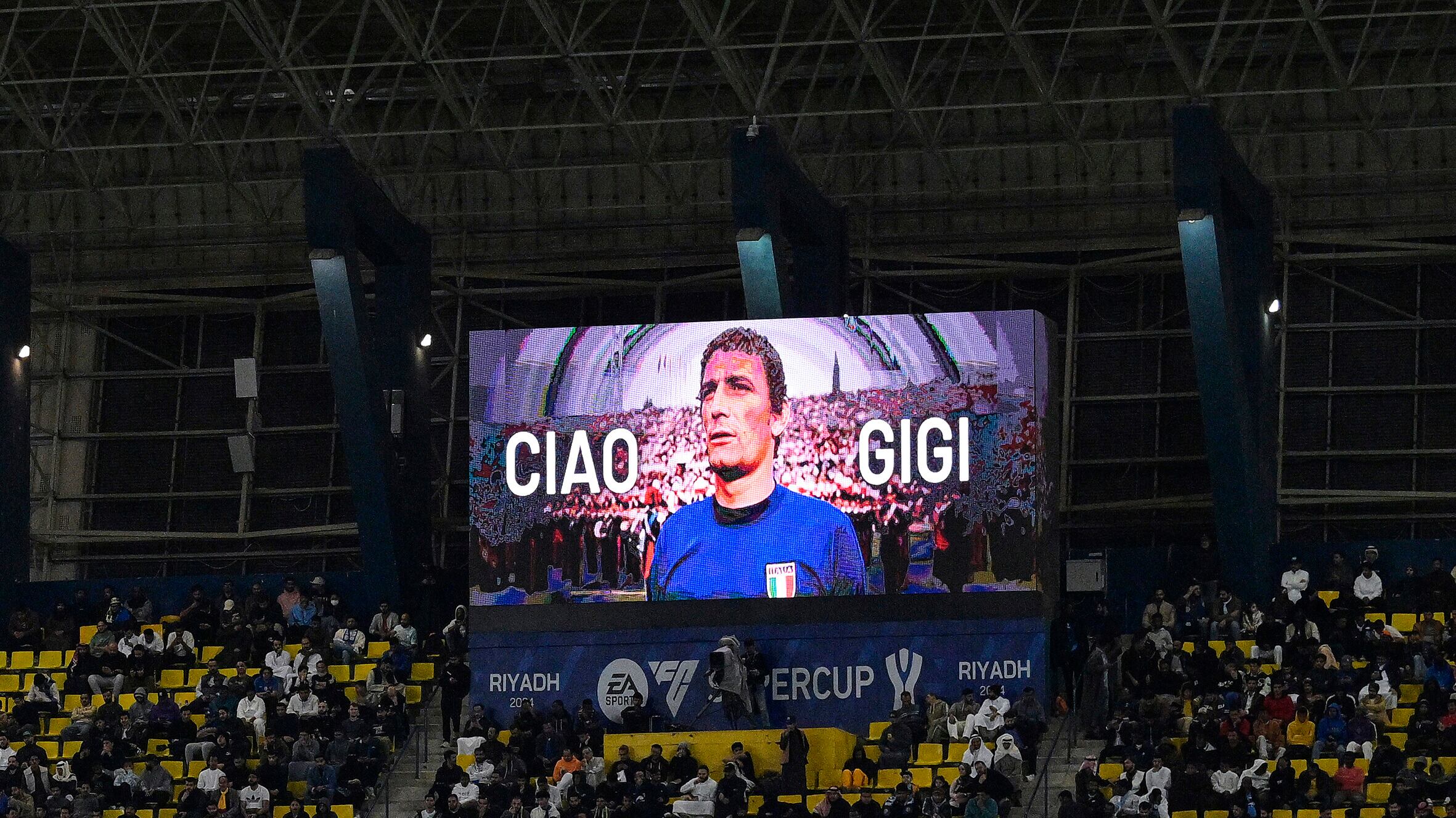 Il minuto di silenzio e il giallo fischi per Gigi Riva: cosa è successo durante Napoli-Inter