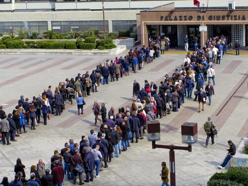 Napoli, code in tribunale, avvocati sfondano ingresso. Cinque agenti feriti