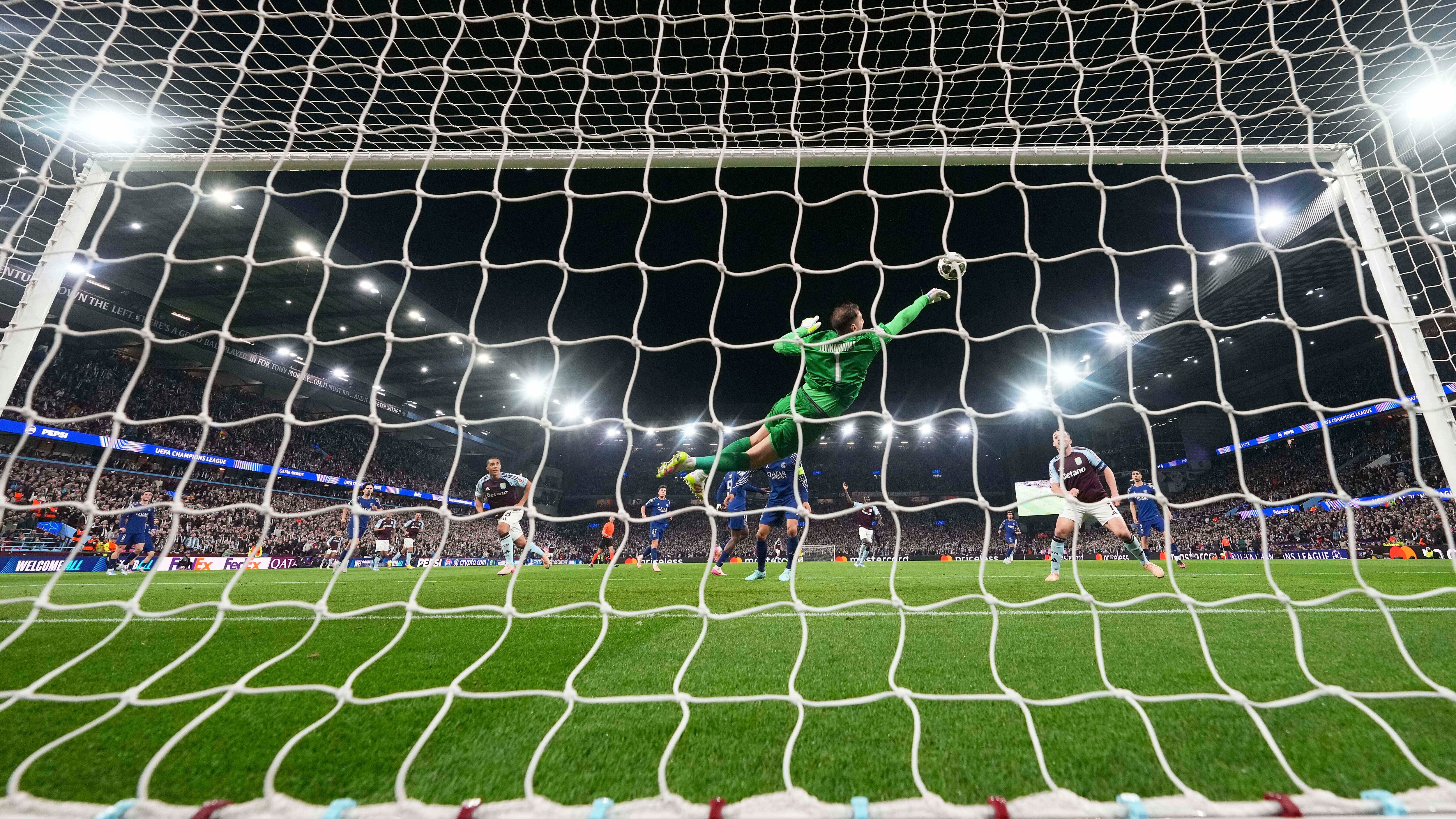 "Grazie Gigio": Donnarumma eroe della Champions, salva il Psg con tre "miracoli"