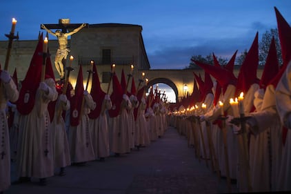 Processione con le fiaccole a Zamora, in Spagna