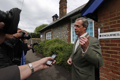  Europee, Farage vota al seggio di Cudham 2