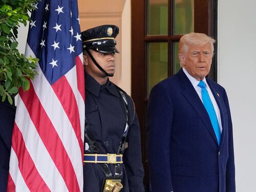 Trump minaccia l'Europa: "Dazi al 50% da giugno". Crollano le borse europee