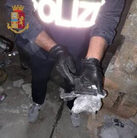 Taranto, pistola e spade nello scantinato di casa 1