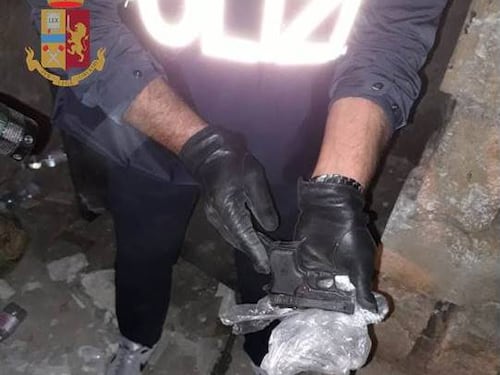 Taranto, pistola e spade nello scantinato di casa