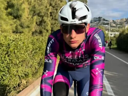Perde il caschetto e finisce contro un cancello, grave ciclista 20enne al Giro della Valle d'Aosta