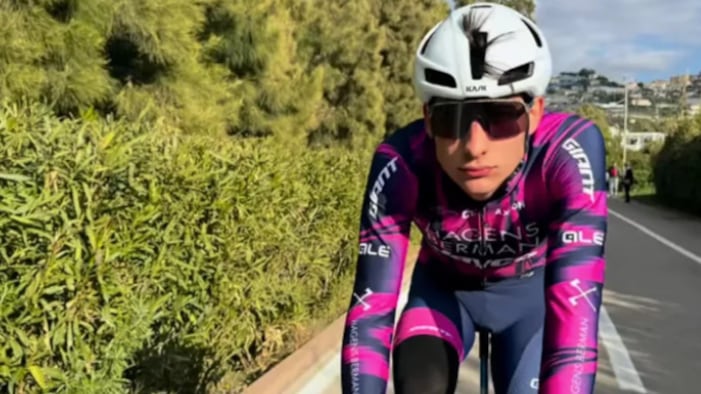 Perde il caschetto e finisce contro un cancello, grave ciclista 20enne al Giro della Valle d'Aosta