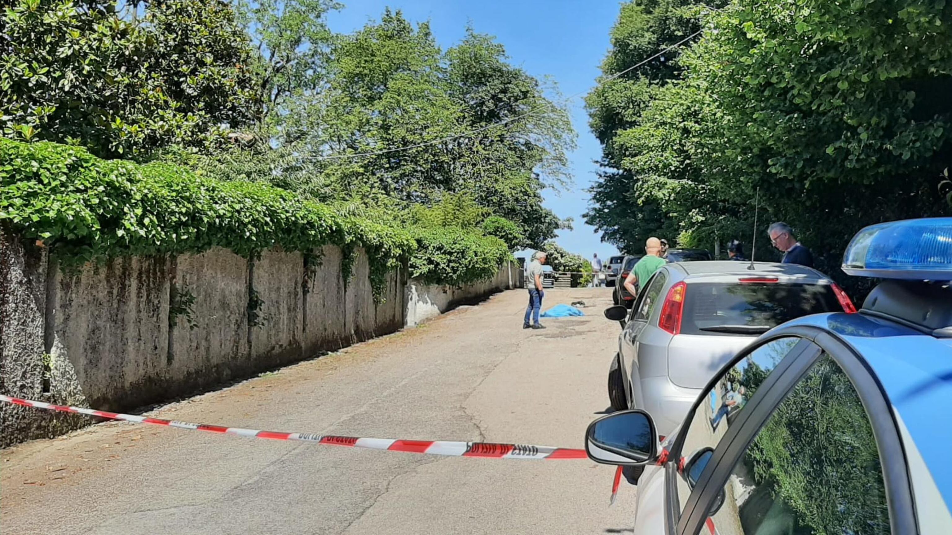 Uccide l'ex compagna in strada, poi fugge: caccia al killer in Veneto