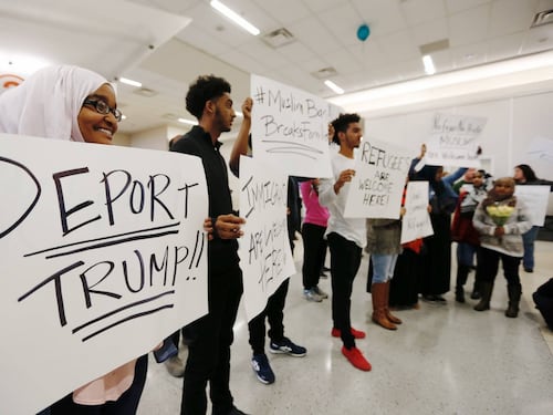 Sedici Stati Usa contro Trump: "Il bando degli islamici è incostituzionale"