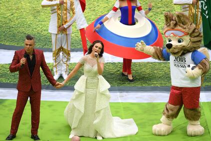 Lo show di Robbie Williams e Irina Garifullina durante la cerimonia d'apertura dei Mondiali 15