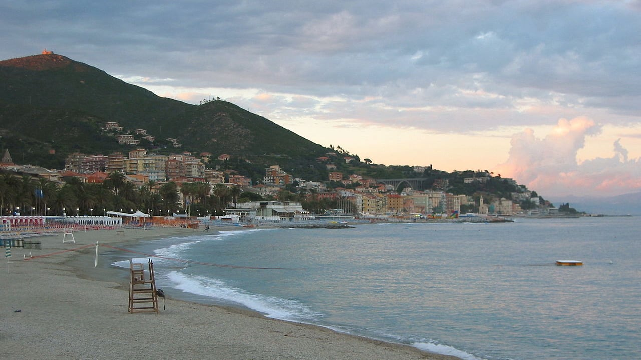 Savona, mareggiata travolge gruppo di turisti: morto un 50enne