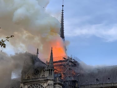 Notre Dame in fiamme: le foto del salvataggio 9