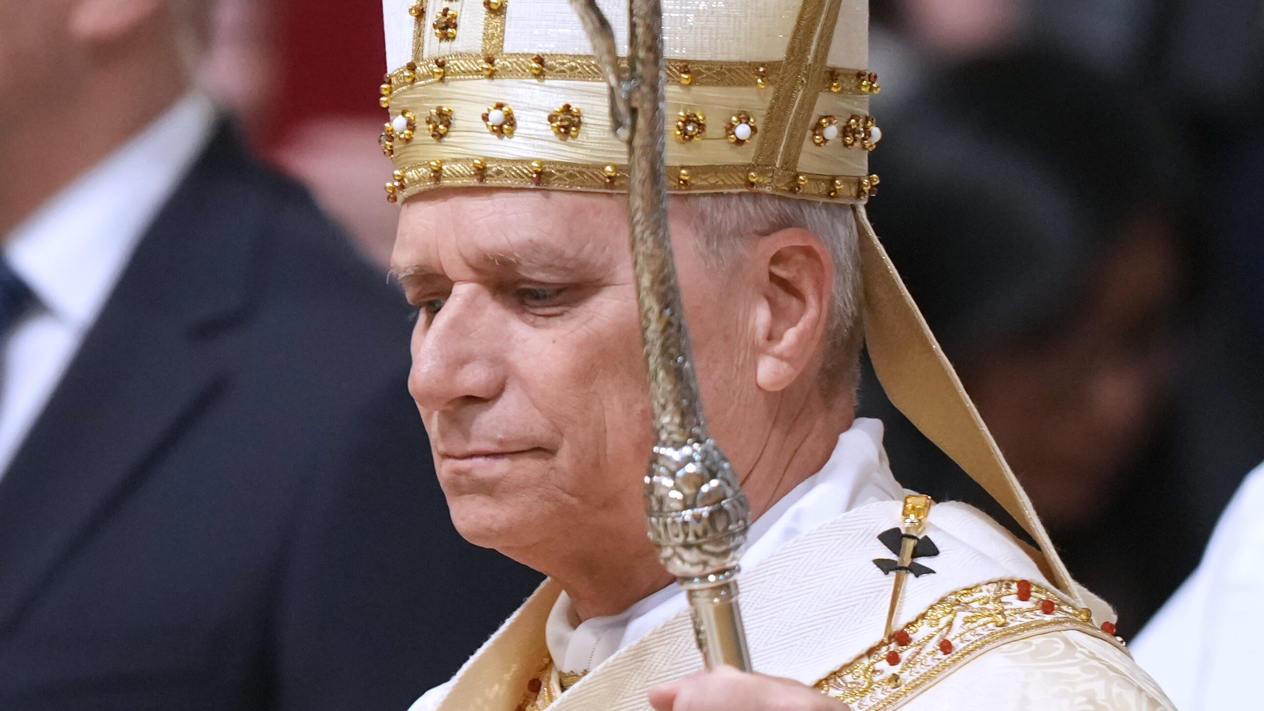 Leone taglia col passato. E porta la croce