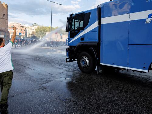 Ecco la piazza della sinistra pronta alle barricate il 25 aprile