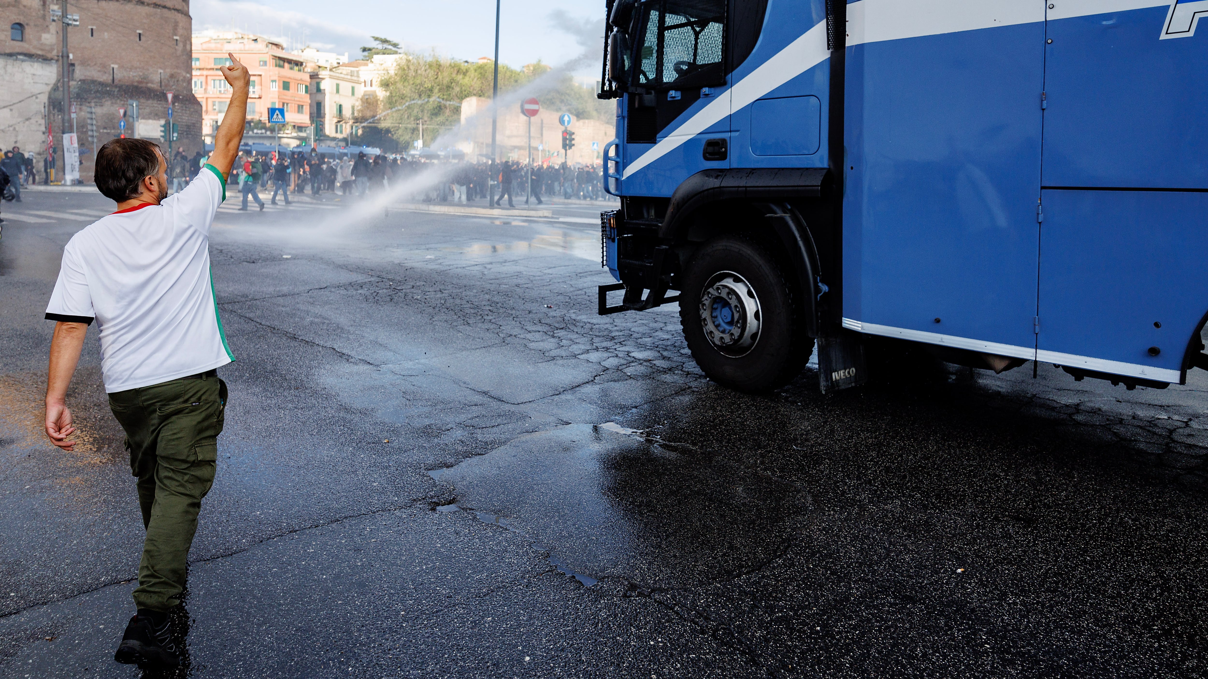 Ecco la piazza della sinistra pronta alle barricate il 25 aprile
