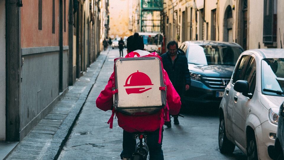 Così gli immigrati clandestini fanno i rider senza documenti