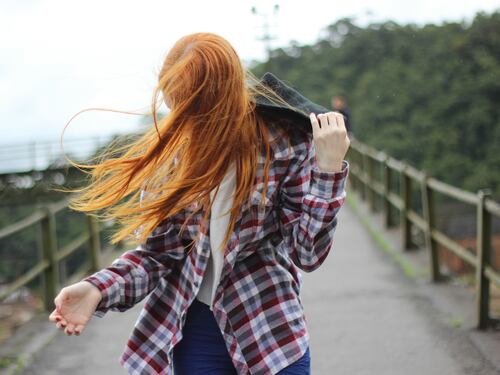 Caduta stagionale dei capelli, quali sono i migliori shampoo per una chioma sana e forte