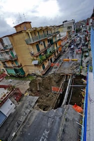 Napoli, maxi voragine in strada a Pianura 3
