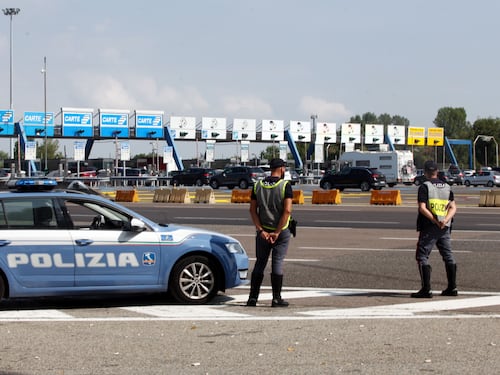 Vicenza, travolge un poliziotto e ruba tre auto: caccia al romeno "identificato ma ancora in fuga"