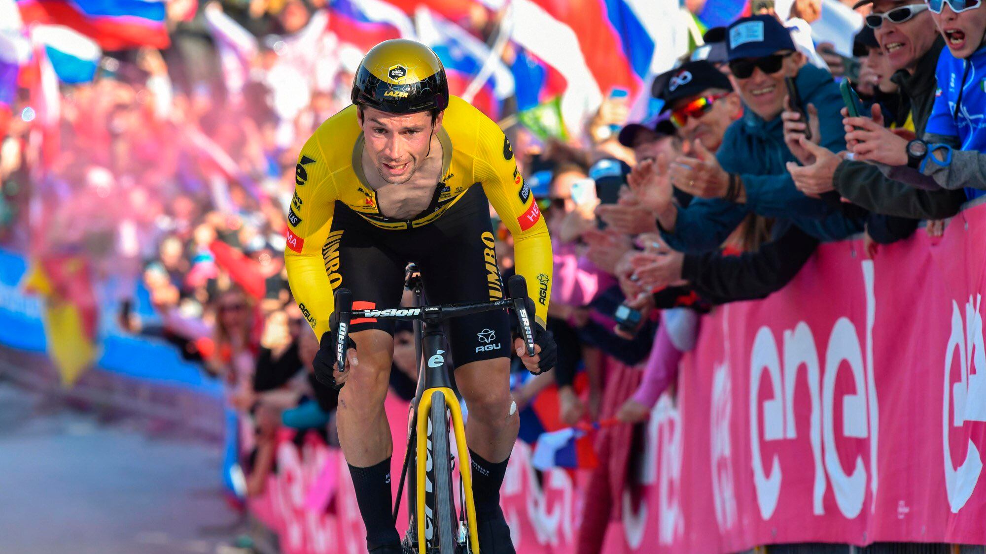 Giro, duello al cardiopalma: Roglic rifila 40 secondi a Thomas e gli scippa la maglia rosa