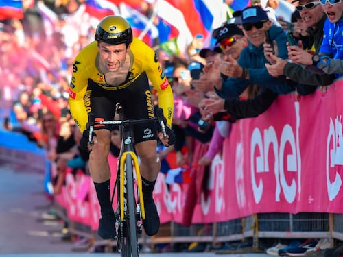 Giro, duello al cardiopalma: Roglic rifila 40 secondi a Thomas e gli scippa la maglia rosa
