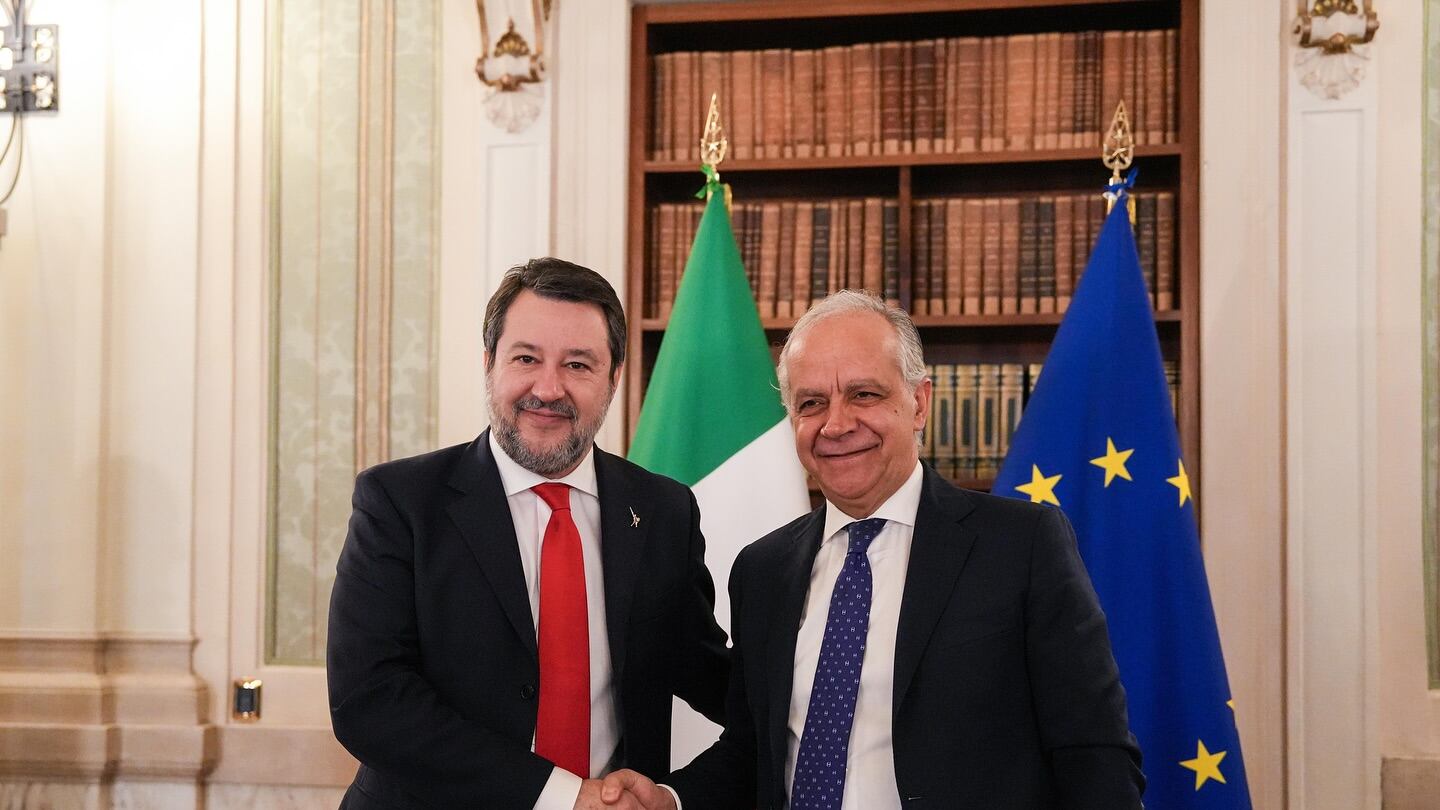 La stretta di mano Salvini-Piantedosi scaccia le voci di rimpasto