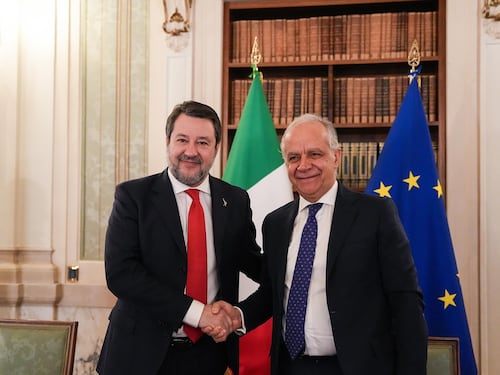 La stretta di mano Salvini-Piantedosi scaccia le voci di rimpasto