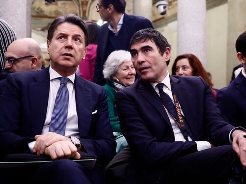 Le priorità della sinistra? Un'informativa di Piantedosi sulle nozze di Bezos