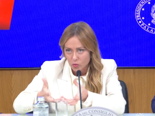 Dal Cdm via libera alla legge di bilancio. Il “salvadanaio” per i neonati. Irpef al 33% fino a 55.000 euro. Flat tax sale a 100mila euro. Slitta il decreto bollette. Tutte le novità