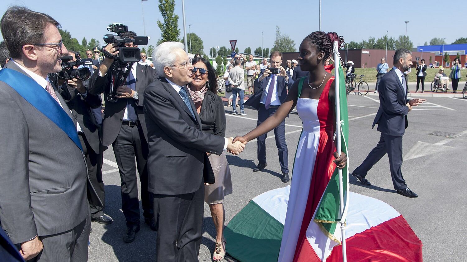 Immigrata veste col Tricolore: denunciata per vilipendio
