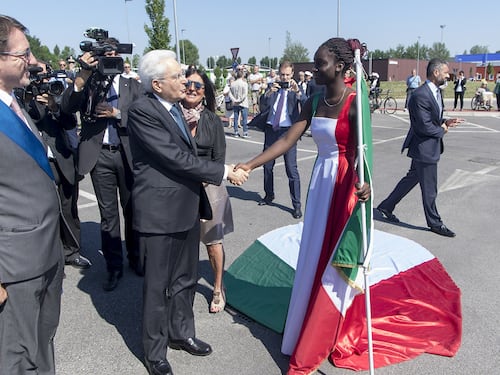 Immigrata veste col Tricolore: denunciata per vilipendio