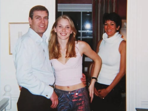 Svelato il nascondiglio della Maxwell: "È a Parigi vicino casa di Epstein"