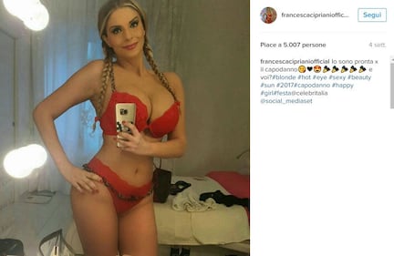 Francesca Cipriani: lato B e sexy lingerie sui social 11