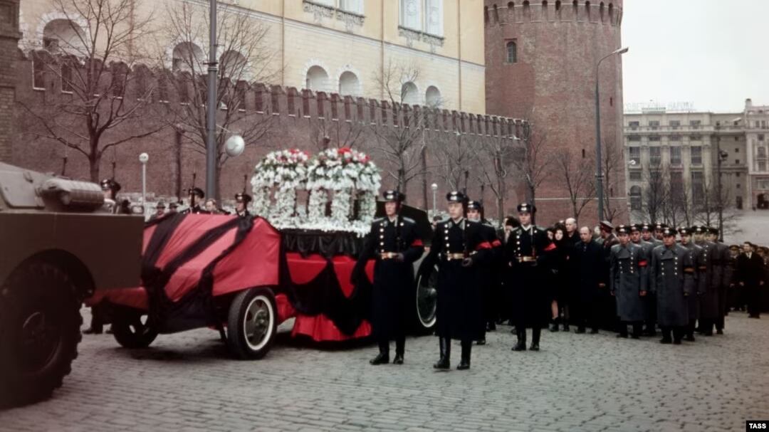 Quanta propaganda nei funerali rossi