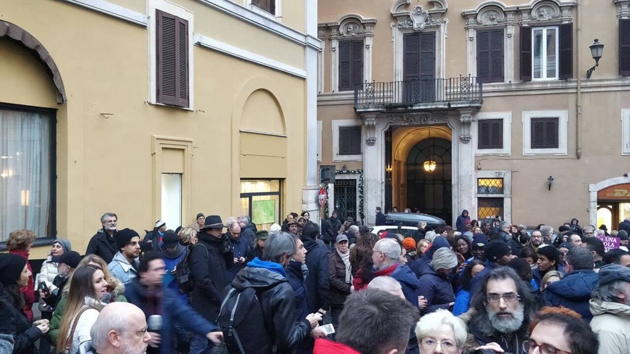 "Fate sbarcare i migranti". In piazza la sfilata buonista per Sea Watch