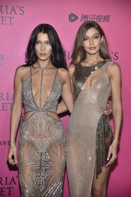 Bella Hadid, hot il suo Calendario dell'Avvento 16