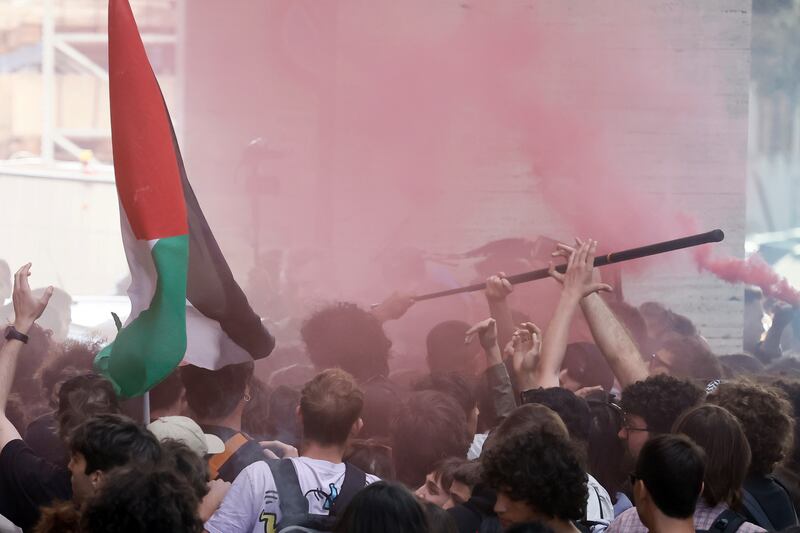 Scontri tra polizia e studenti a Roma. Picchiato un dirigente in commissariato 6