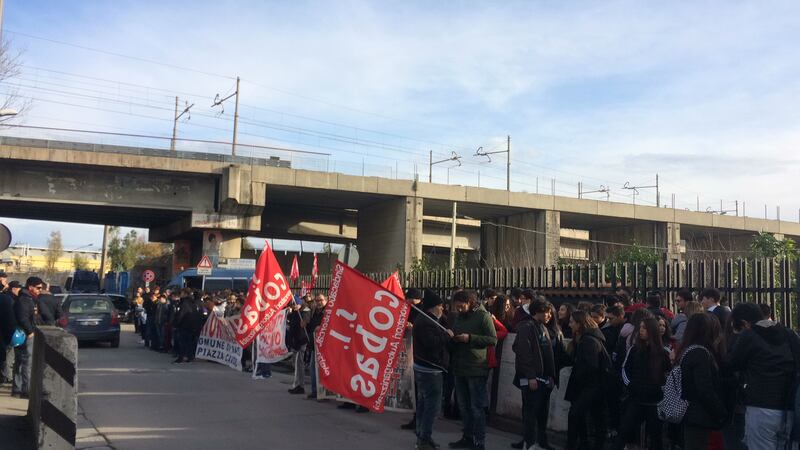 Di Maio nel suo liceo: contestato da studenti e lavoratori  16