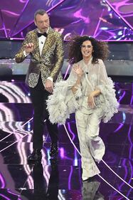 Sanremo 2024: ecco il look della terza serata del Festival dI conduttore, co-conduttrice e ospiti 3