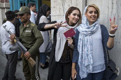 Due elettori dopo il voto a Tehran