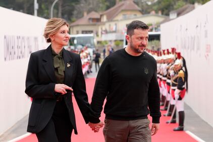 Volodimyr Zelensky e la sua consorte all'arrivo in Normandia